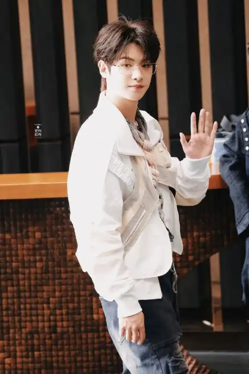 黄明昊密逃5上班路透##黄明昊金丝眼镜造型路透