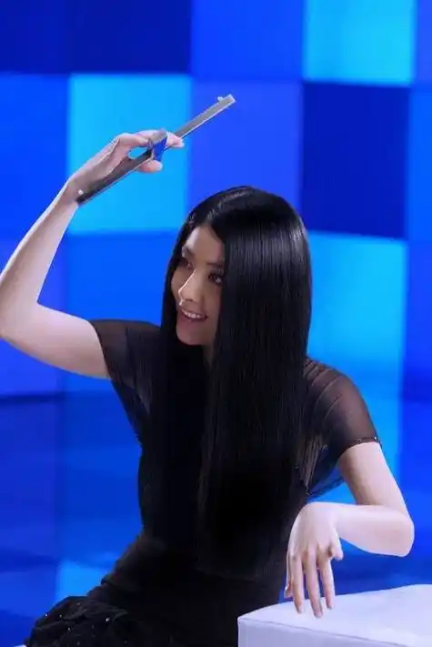 【来自投稿】2005年,陈慧琳为某品牌洗发水代言拍摄广告,片中的粉裙