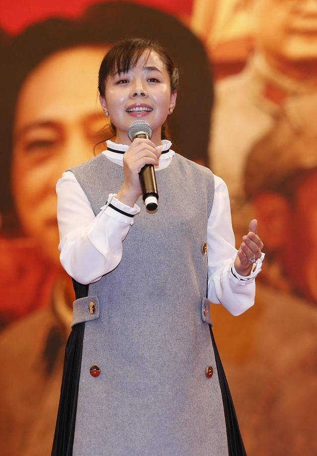 王二妮没了麻花辫瞬间变洋气,软呢裙配衬衫太减龄,35岁还这么嫩