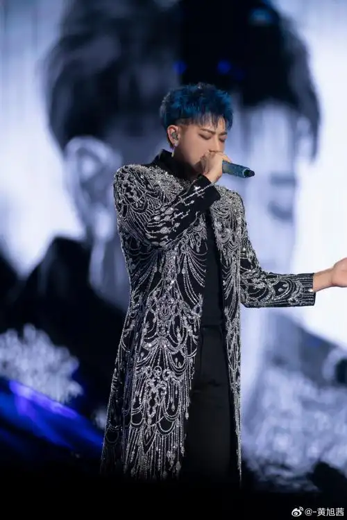 黄子韬你就是天生属于舞台的 真的帅飞了 你一出场直接惊艳四方[打