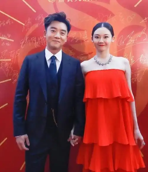 郑恺携怀孕妻子亮相苗苗穿红色抹胸裙真喜庆孕妇肚好明显