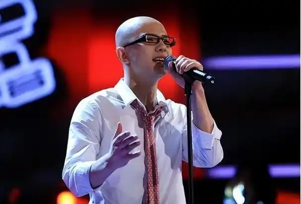 2012年,平安登上《中国好声音》舞台,深情演绎《我爱你中国》,歌声动