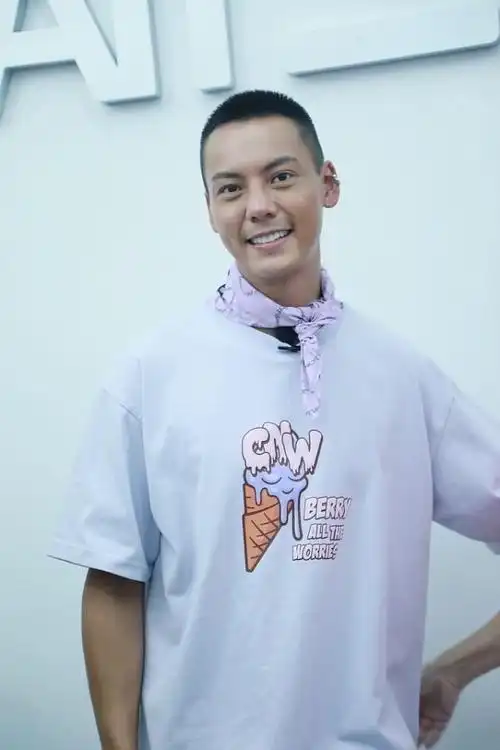 陈伟霆不愧是行走的荷尔蒙百元短袖都能穿出大牌感太帅了