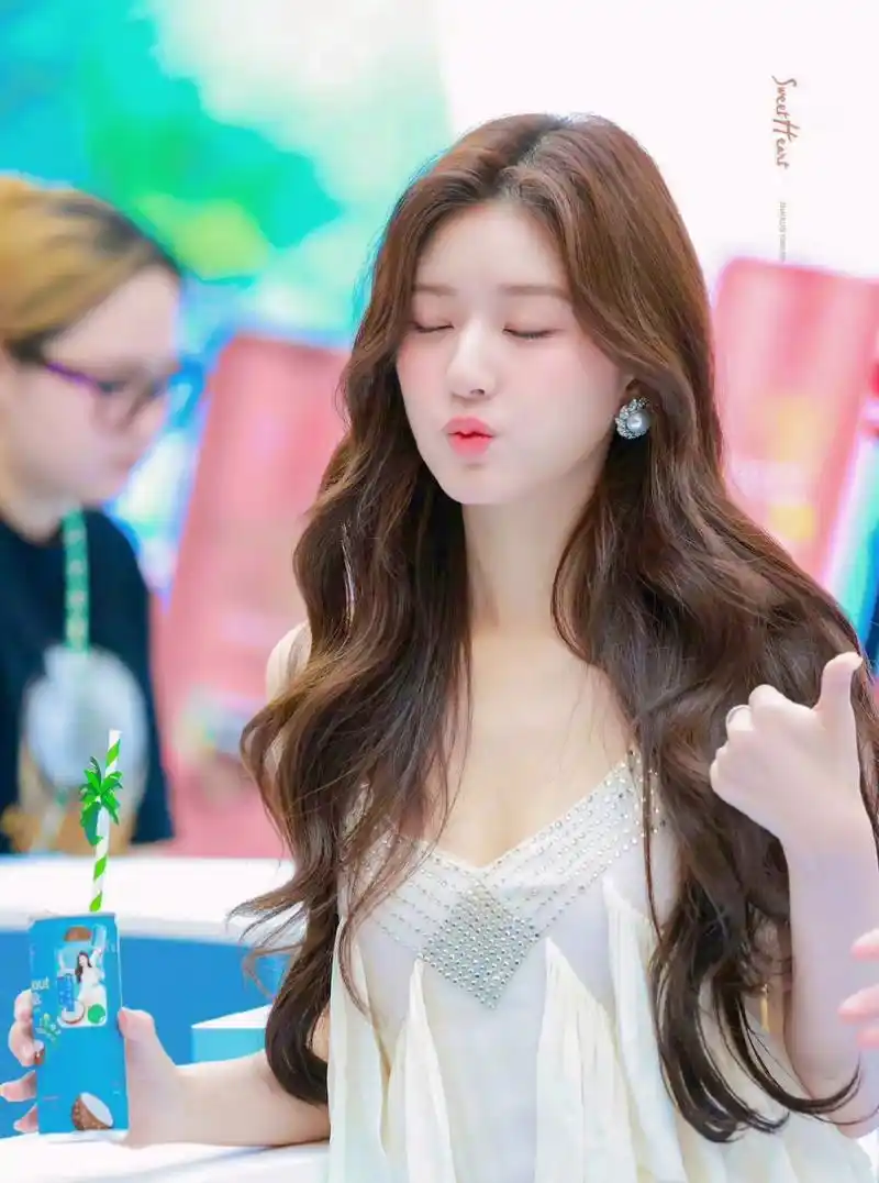 露思这嘟嘴得样子真得好甜呀,不愧是全球第三美女 #赵露思嘟嘴超迷人