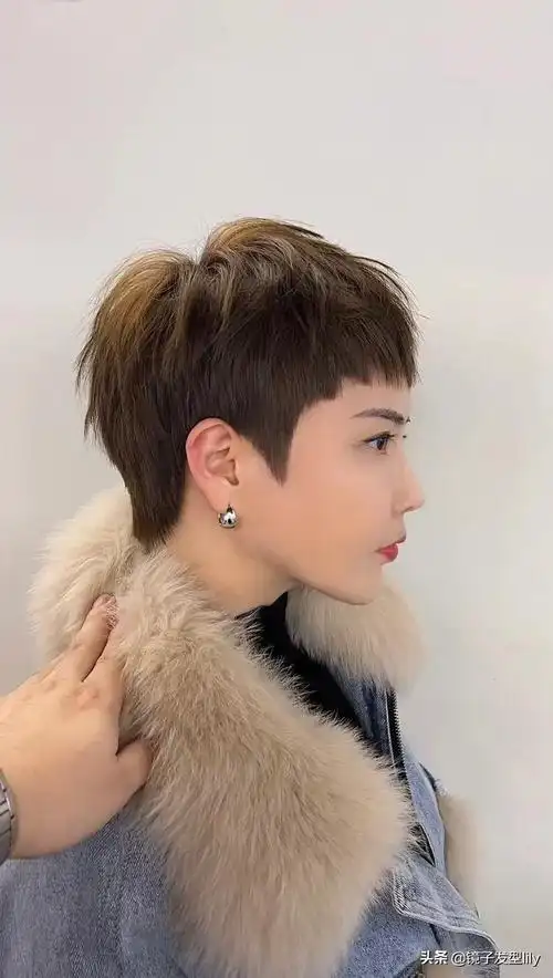 现在流行什么发型女的(女生今年流行什么发型)