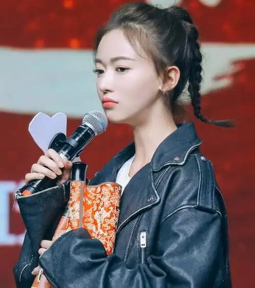 28岁吴谨言真会打扮自己,扎起"小揪揪"发型瞬间减龄10岁