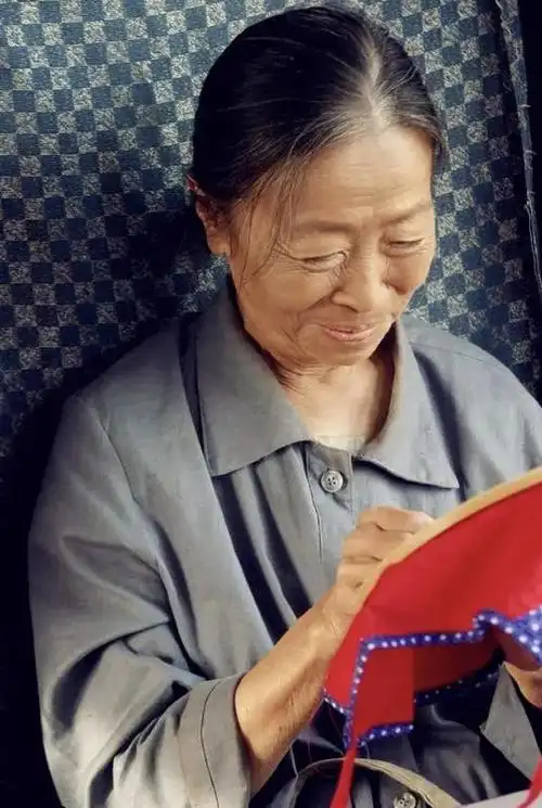 回顾丑娘张少华去世后因过往被骂晚年患病还在为儿子还债