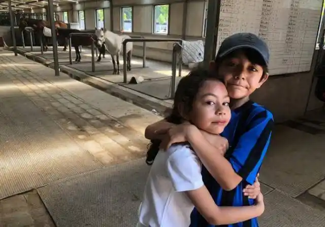 刘烨庆结婚10周年,晒13年前与妻子自拍,一家四口近照全是高颜值_安娜