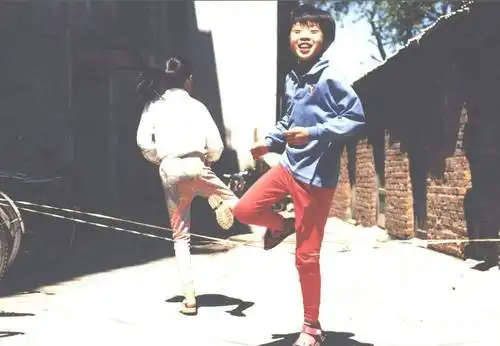 老照片那些风靡70年代的童年游戏你小时候玩过几样