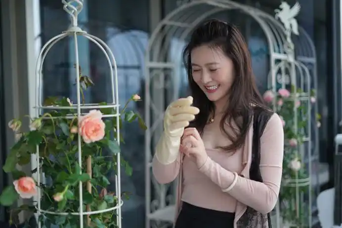 田海蓉晒生活近照穿开衫上衣戴手套在家安心养花侧颜五官美翻