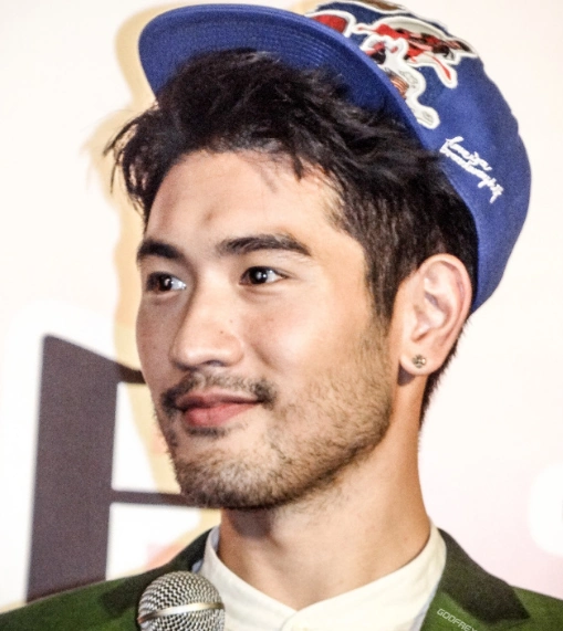 高以翔现身活动,络腮胡子超级成熟有型!