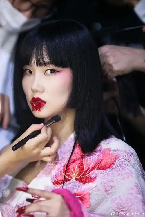 昨天晚上黄龄密扇走秀直播我的错龄出来的时候我没认出来