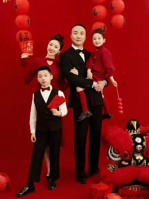 是和平时买衣服截然不同的感受,和家人一起拍红色系全家福简直不要太