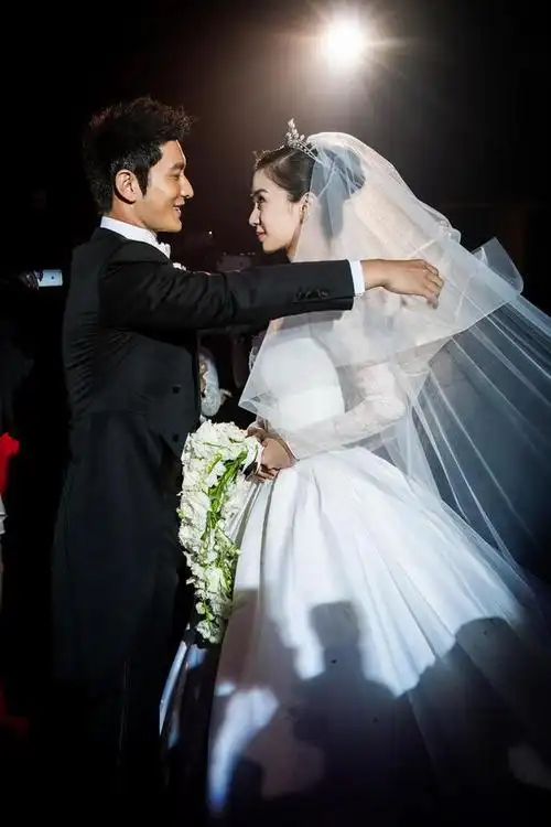 01双宋婚礼照前两天约朋友吃饭,虽然宋仲基宋慧乔的婚礼已经过去有几