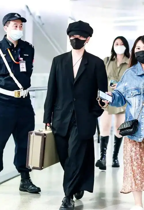 你懂我们意思～白宇这套就是时下轻质感city boy的最佳着装.