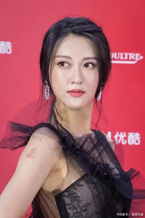 《梅花红桃》寒露扮演者:与景甜太像,逯恣祯个人资料曝光