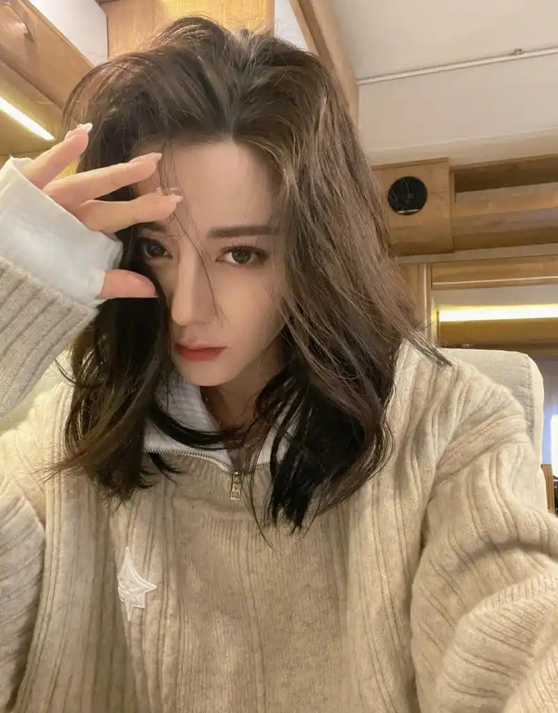 迪丽热巴对镜自拍晒马甲线,姐姐好美啊!