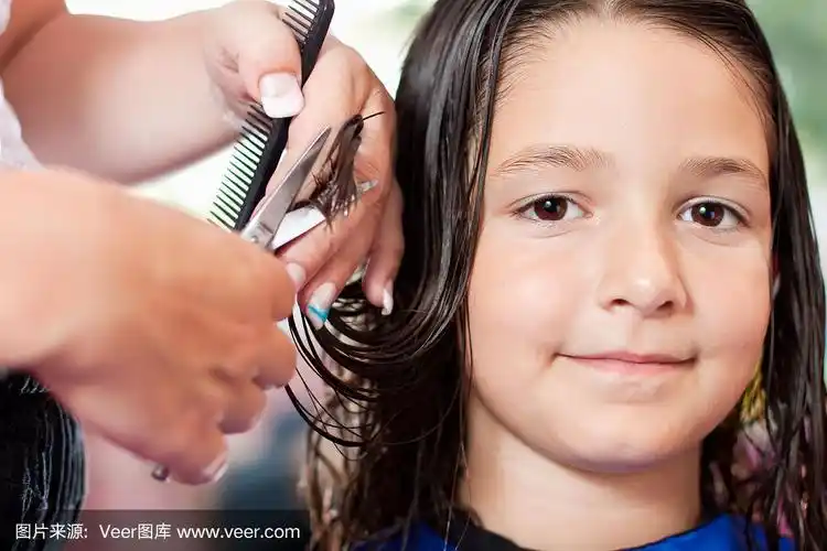 漂亮的小女孩在理发店