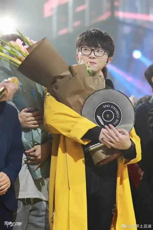 请问谁有毛不易明日之子夺冠的图片