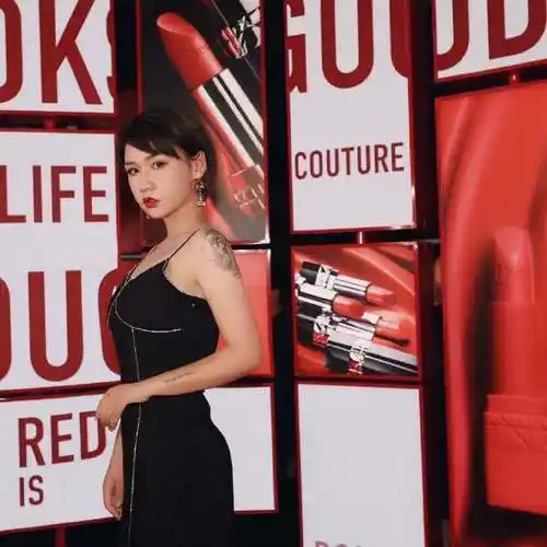 现场黑红色系彰显气质高贵,除了众多网红还有"口红一哥"李佳琦以及