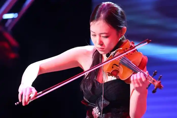 蓝队10号选手郭嘉小提琴独奏《阳光照耀在塔什库尔干》 (3)