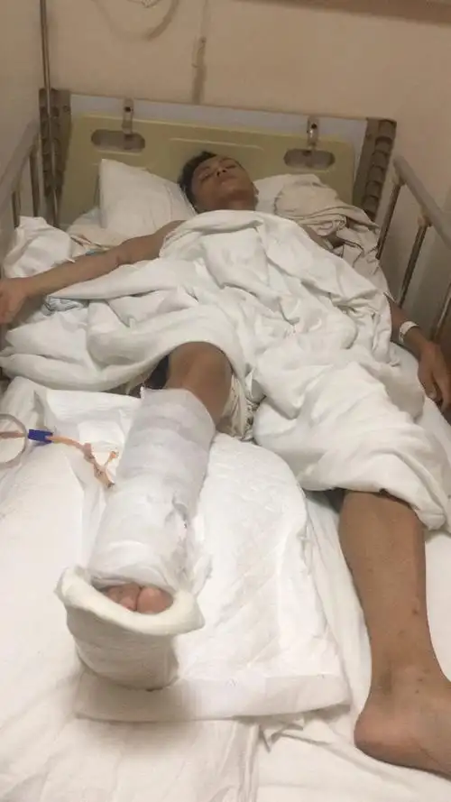 东莞南城和佳快递公司巜韵达》员工送快递途中摔伤,公