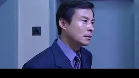 李子涛在厕所给兆辉煌报信,一出门就被逮捕