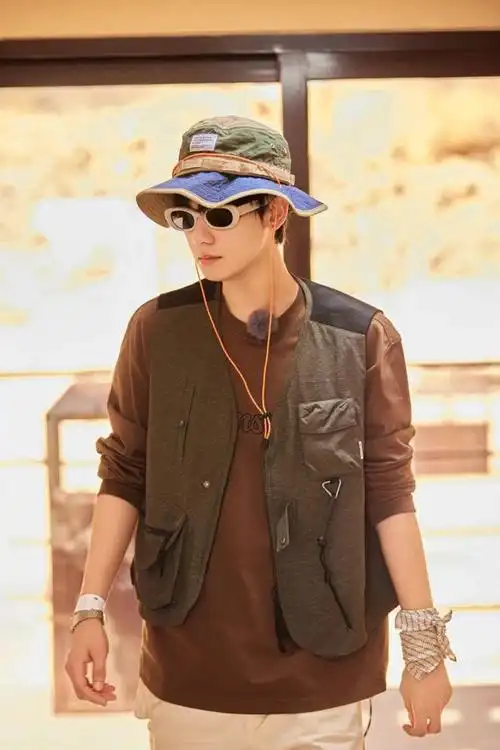 胡先煦在机场穿的这一身蛮好看的发现没套路很简单