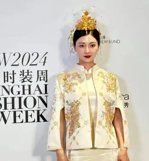 斓曦亮相上海时装周,t台走秀超惊艳,一举一动尽显中式礼服魅力