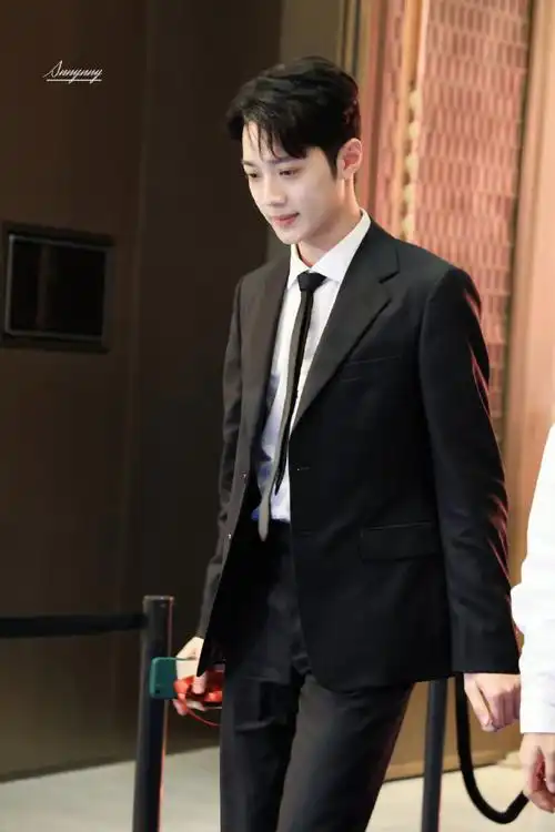 奖红毯#赖冠霖亮相金鸡华语电影巡礼红毯～黑色西装修身简约又帅气