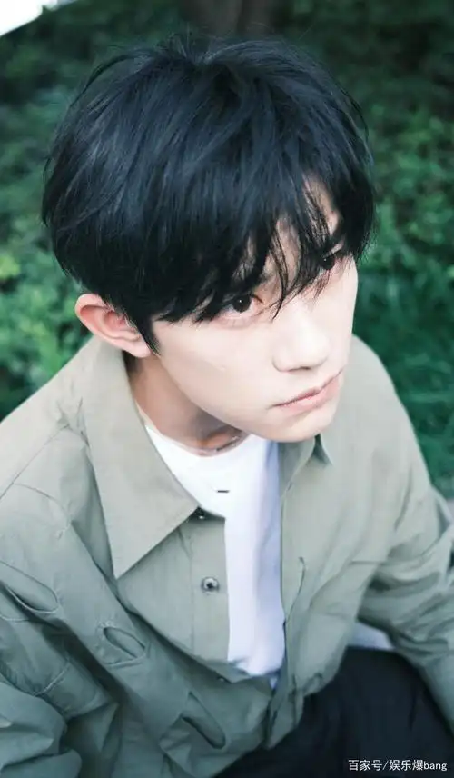 易烊千玺最新写真曝光,薄荷绿衬衫清新率性,重现"小北"表情包