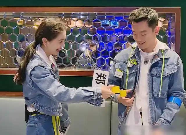 郑恺为了让baby赢得比赛全程主动递上名牌嘴角的宠溺太明显