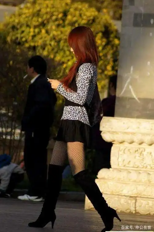 时尚的姑娘脚踩长靴露出美腿,这份端庄与雍容,带来俊秀的身姿