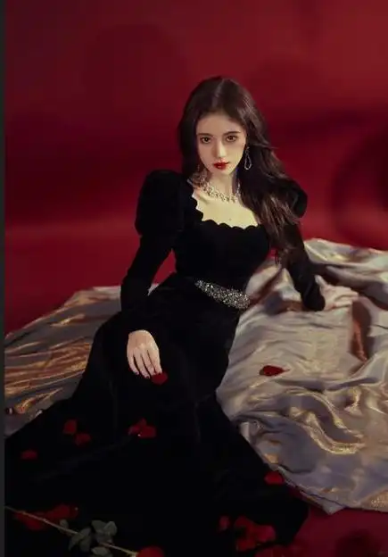 鞠婧祎穿蝴蝶结公主裙,笑容甜甜的,可可爱爱