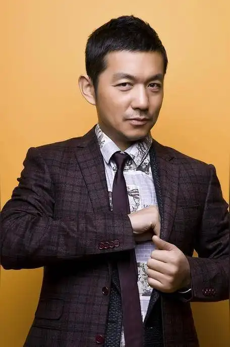 公益活动邢佳栋写真2009年8月20日参加"跨越海峡的爱心"赈灾晚会,特意