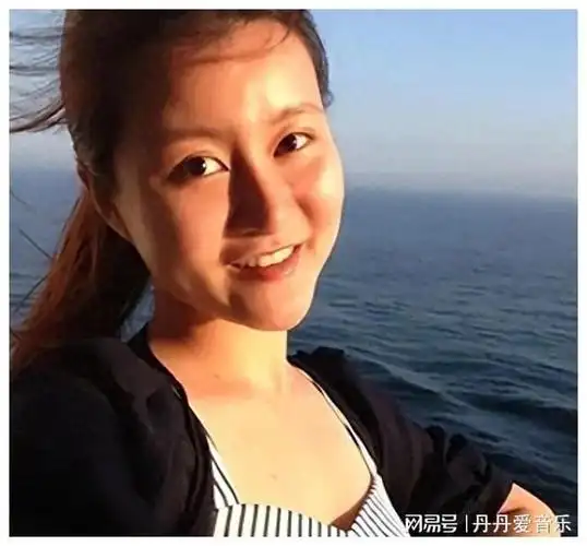 杨娜,一位离异的舞蹈演员,曾让刀郎为之神魂颠倒,甚至几乎与父母决裂