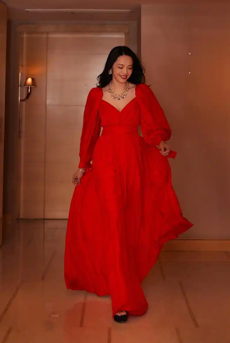 家爱豆吧上海电影节姚晨一袭红裙亮相#第22届上海国际电影节#开幕红毯