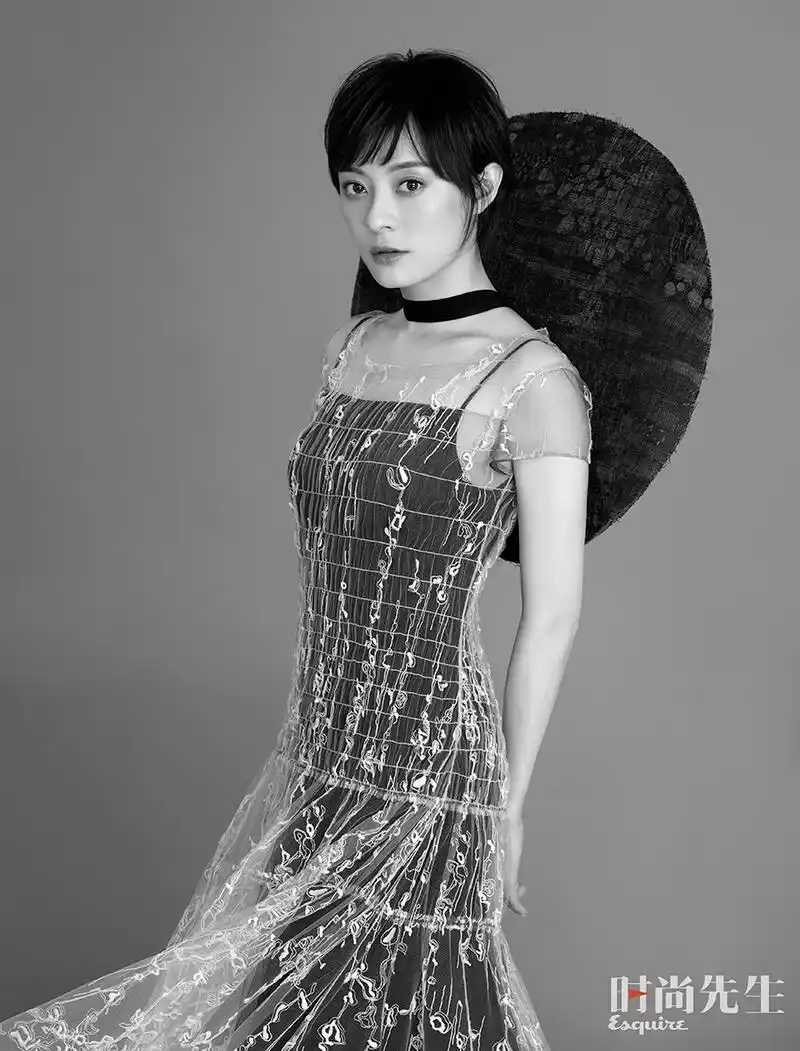 孙俪时尚大片刚柔相济 踏足山野宛若凡间精灵