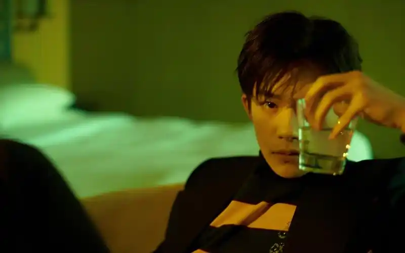 易烊千玺帅气光影写真高清壁纸