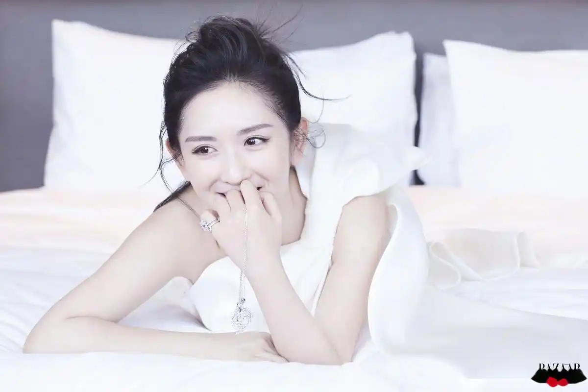 新晋辣妈太阳女神谢娜,时尚大片封面曝光,此次拍摄由摄影师柳宗源掌镜