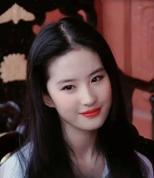 原创刘亦菲写真33岁女神还是年轻漂亮拍照美出新高度