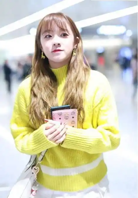 总被误认为是国外人的新生小花,回来后把身份当简介,网友:爱了_宋雨琦