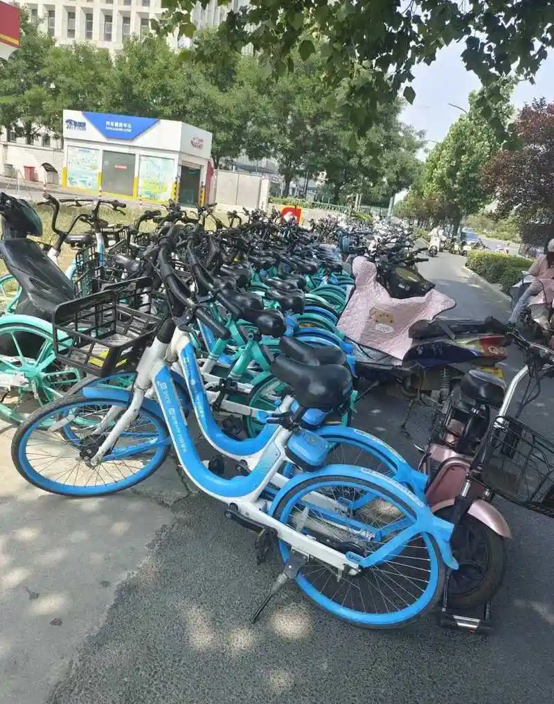 郑州街头停的共享单车 电动车,把非机动车道挡一半,也没有人管管!