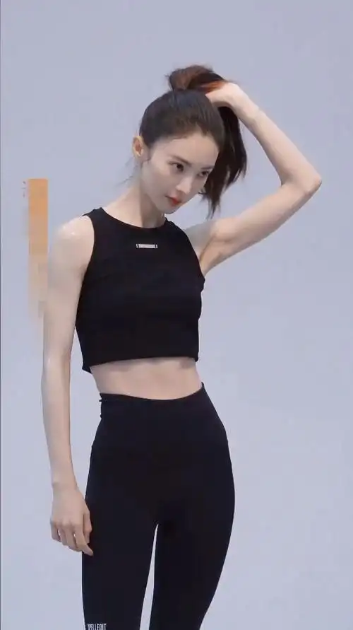 金晨穿运动背心秀马甲下腹部肌肉太显眼身材纤瘦似竹竿