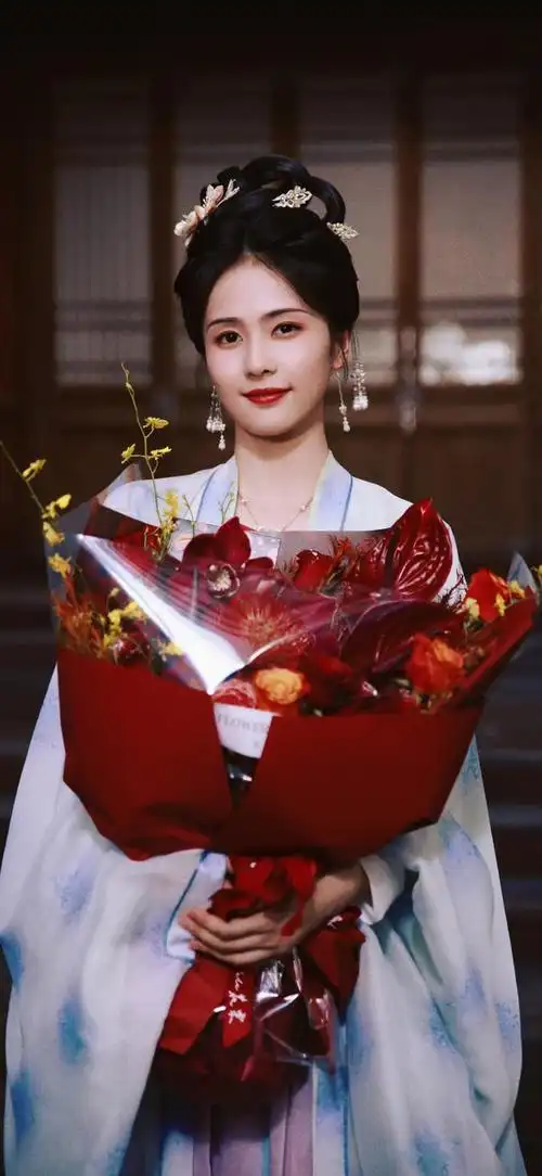 小编是从《凤囚凰》知道白鹿这个演员的,当时她一人分饰两角,觉得这个