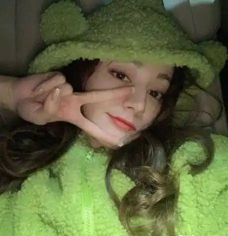 迪丽热巴越来越像杨幂了,自拍照傻傻分不清,不愧是公司姐妹花_照片