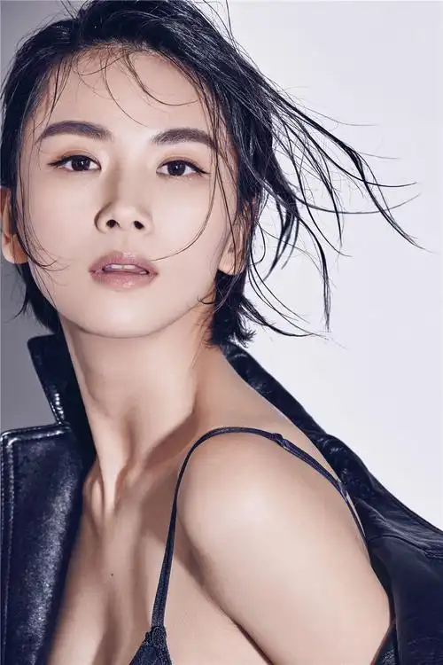 演员曹曦文为某潮流杂志拍摄一组性感大片,该组名其"暗黑魅影"的写真