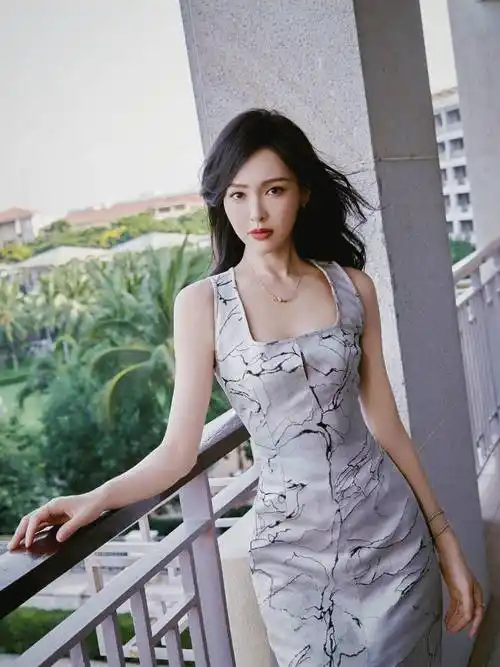 唐嫣惊艳亮相活动现场,高叉紧身裙展现多重魅力_身材_照片_设计