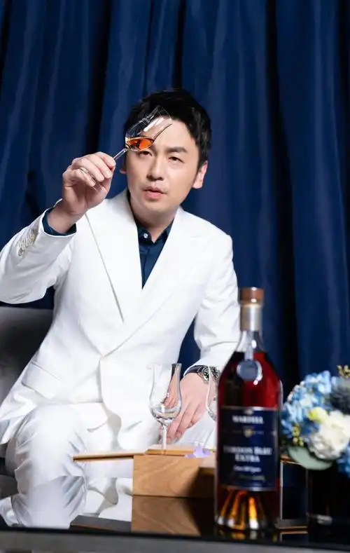 回顾雷佳音因初恋女友15岁辍学与大学同学结婚育有一女太幸福