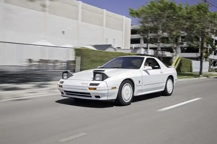 诞生十周年之际,马自达推出了这款rx-7 fc3s turbo ii,高桥凉介同款